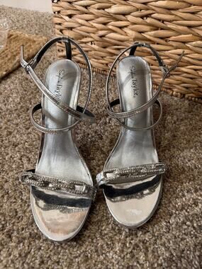 Sophia, Taylor, Silver and rhinestone heels stray EUC 8 498
